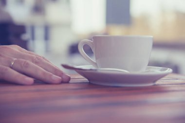  Detay zaman, açık bir fincan espresso kahve karıştırma bir kaşık tutan adamın elini rahatla