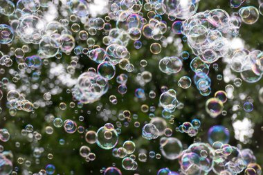 Hareket renkli sabun köpüğü havada yüzer.