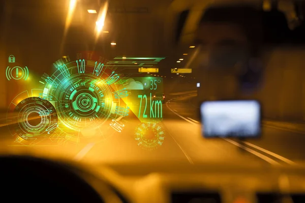 자동차 운전을 통해 터널; 고속도로 터널 night.car Hud 대시보드입니다. 미래의 사용자 인터페이스 Hud와 Infographic 요소입니다. 추상 가상 그래픽 터치 사용자 인터페이스. — 스톡 사진