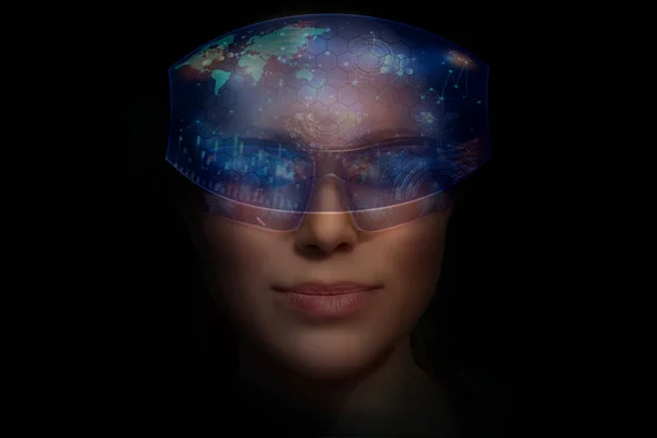 Retrato de cerca de mujer joven y hermosa con las gafas futuristas virtuales (concepto de tecnología). Interfaz holográfica virtual y mujer joven con gafas — Foto de Stock