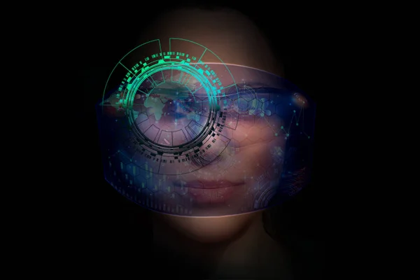 Retrato de cerca de mujer joven y hermosa con las gafas futuristas virtuales (concepto de tecnología). Interfaz holográfica virtual y mujer joven con gafas — Foto de Stock