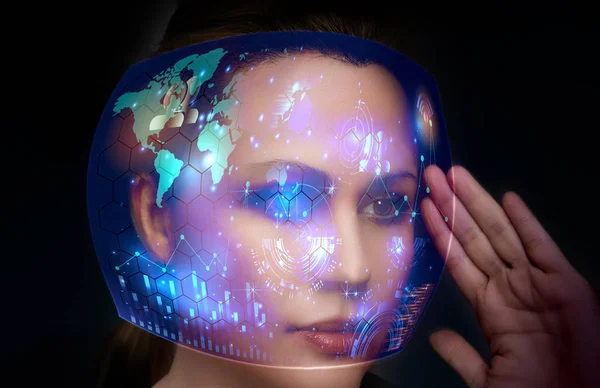 Retrato de cerca de mujer joven y hermosa con las gafas futuristas virtuales (concepto de tecnología). Interfaz holográfica virtual y mujer joven con gafas — Foto de Stock