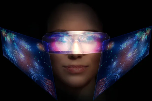 Retrato de cerca de mujer joven y hermosa con las gafas futuristas virtuales (concepto de tecnología). Interfaz holográfica virtual y mujer joven con gafas — Foto de Stock