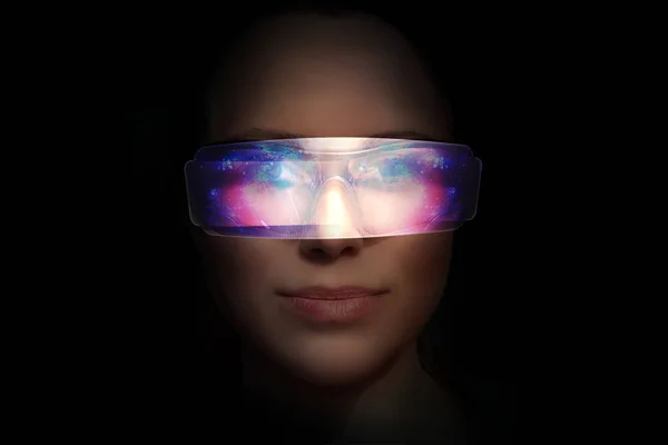 Close-up πορτρέτο της νεαρή και όμορφη γυναίκα με το εικονικό φουτουριστικό γυαλιά (τεχνολογία έννοια). Εικονική holographic επεμβαίνω και νεαρή γυναίκα που φοράει γυαλιά — Φωτογραφία Αρχείου