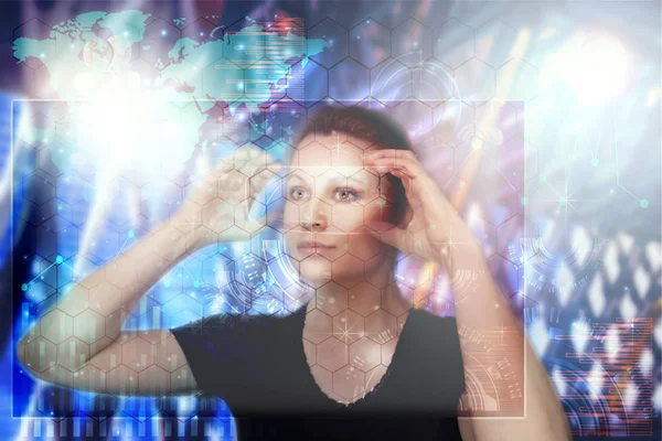 Tecnologías innovadoras en la ciencia.Primer plano de la mujer mediante panel virtual Técnica mixta — Foto de Stock
