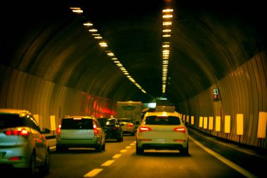 Tünel üzerinden araba araba; otoyol tüneli