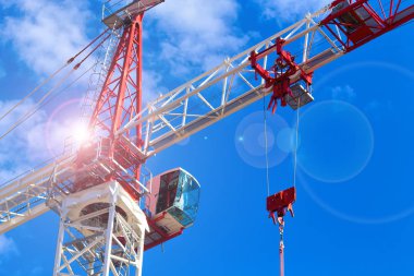 Mavi gökyüzü arka plan üzerinde inşaat vinç. İnşaat vinç kule mavi gökyüzü karşı