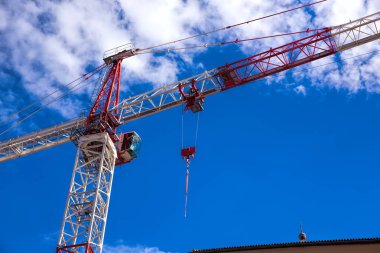 Mavi gökyüzü arka plan üzerinde inşaat vinç. İnşaat vinç kule mavi gökyüzü karşı