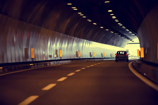 Auto che attraversa il tunnel; tunnel autostradale — Foto Stock