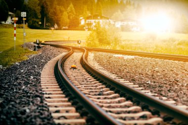 Demiryolu Dağları. Ulaşım Tema. Gün batımında demiryolu