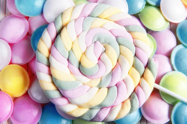Νόστιμα ζάχαρη lollipop και διαφορετικά χρωματισμένα γύρο καραμέλα. Το Top view. — Φωτογραφία Αρχείου