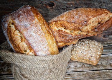 Ev yapımı taze pişmiş ekmek rustik ahşap zemin üzerine.