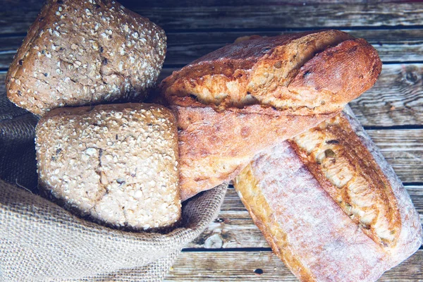 Ev yapımı taze pişmiş ekmek rustik ahşap zemin üzerine.