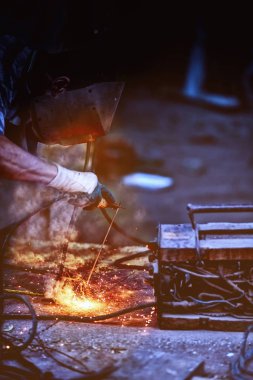 İşçi kaynak metal inşaat alanı üzerinde koruyucu ile. Bir kişi açı metal taşlama.