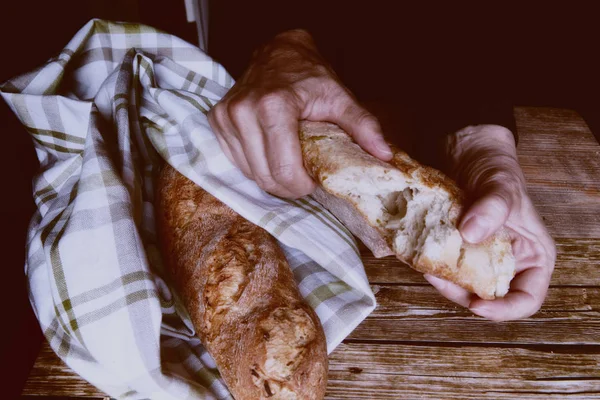 Baker hembras manos se rompe en medio pan recién horneado pan pan. Manos femeninas partiendo pan recién horneado, primer plano —  Fotos de Stock