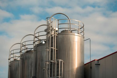 Metal tankları toplu silolar endüstriyel fabrika saklama kapları. Şampanya hazırlanması için tanklar. Şarap üretimi üzerinde bitki. şaraphane