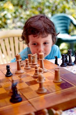Küçük çocuk garten mat kurulu ile masada oturur