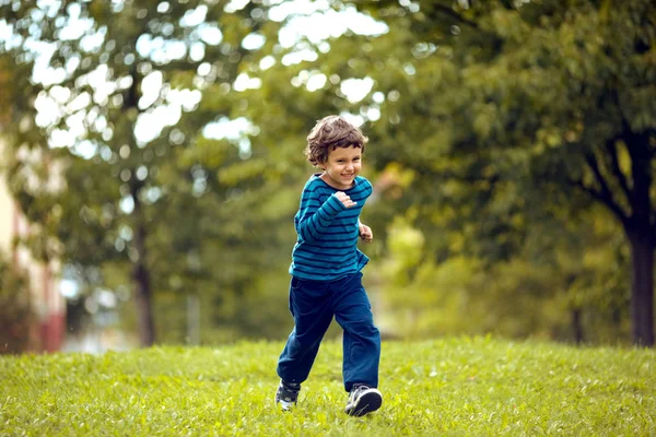 Cute Boy Running Grass Und Smiling — Stock Photo, Image