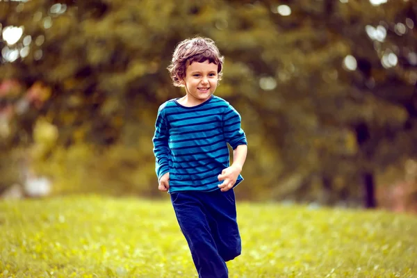 Cute Boy Running Grass Und Smiling — Stock Photo, Image