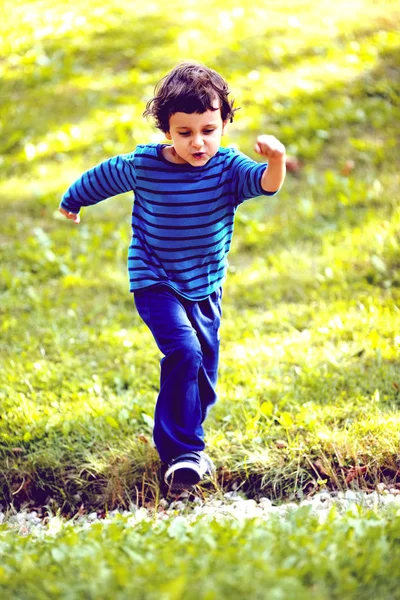 Cute Boy Running Grass Und Smiling — Stock Photo, Image