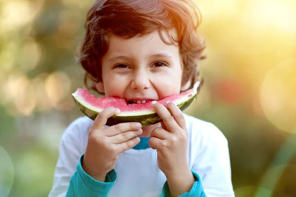 Bonito Menino Criança Comendo Saudável Melancia Orgânica Jardim Fundo Natureza — Fotografia de Stock