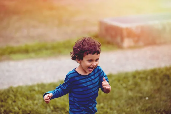 Rapaz Bonito Correndo Através Grama Sorrindo — Fotografia de Stock
