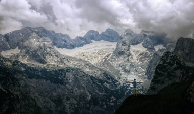 Bulutlu Vadisi yukarıda kaldırdı elleriyle dağın tepesinde duran adam