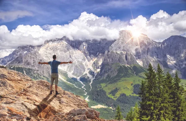 Hombre Pie Cima Una Montaña Con Las Manos Levantadas Sobre —  Fotos de Stock