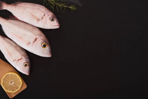 Diğer malzemelerle çiğ balık