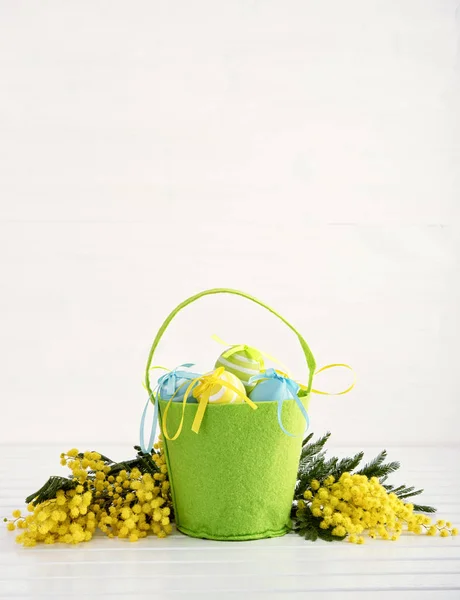 Mimosa y huevos de Pascua — Foto de Stock
