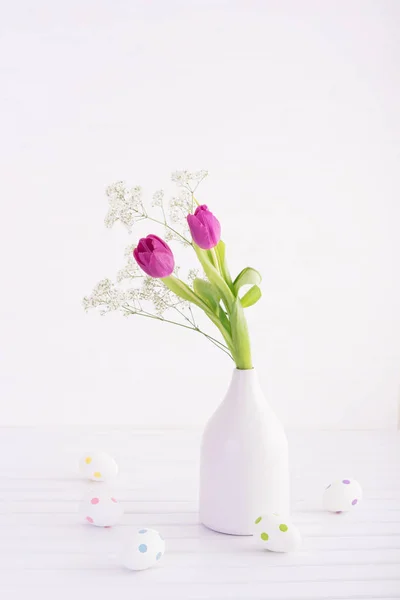 Vase of tulips and easter eggs — Stock Photo, Image