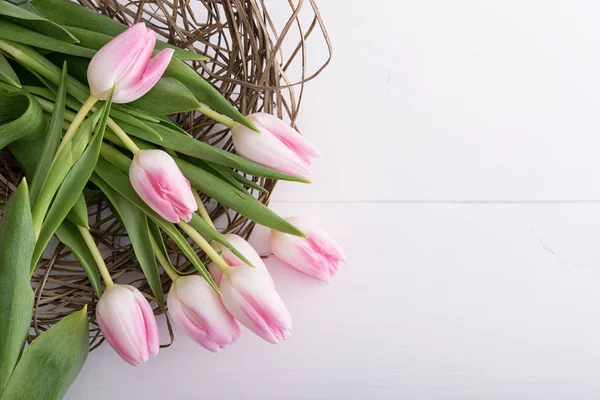 Tulipanes sobre mesa de madera —  Fotos de Stock