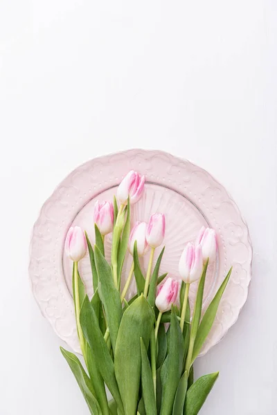 Tulipanes en plato —  Fotos de Stock