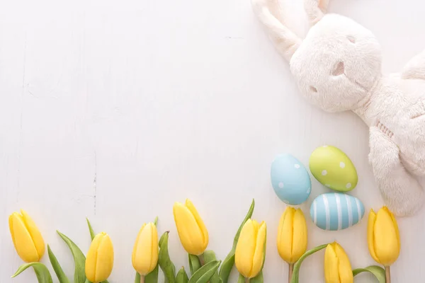 Tulpen, paaseieren en bunny — Stockfoto