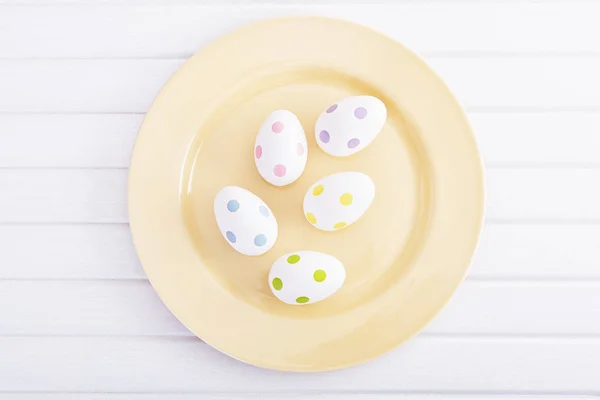 Тарелка с пасхальными яйцами — стоковое фото