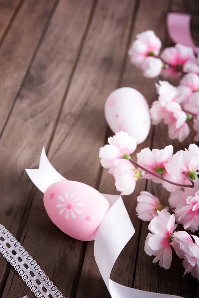 Huevos de Pascua y flor de cerezo — Foto de Stock