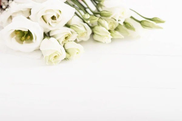 Bouquet of white roses on white wooden table — Stock Photo, Image