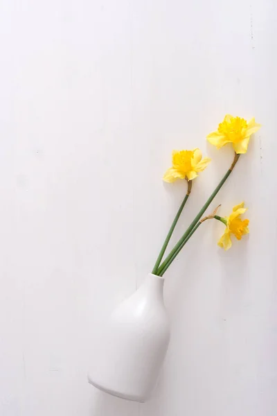 Narciso na mesa de madeira — Fotografia de Stock