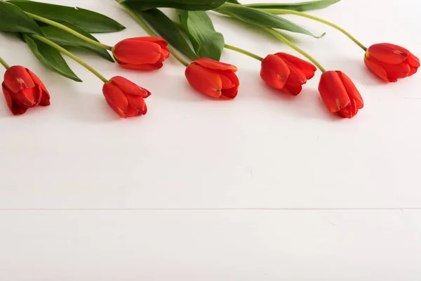 Bunte Tulpen auf Holztisch — Stockfoto