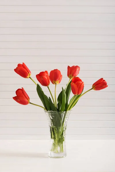 Tulipanes coloridos en mesa de madera —  Fotos de Stock