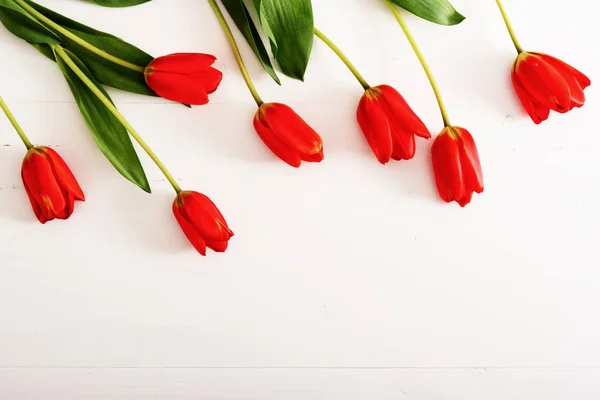 Tulipanes coloridos en mesa de madera —  Fotos de Stock