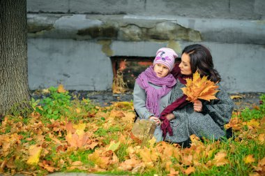 sonbaharda bir kızı ile dalga geçmeyi sürpriz bir yüz ile anne