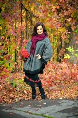 Makyaj ve saç modeli sonbahar parkta kadın ile