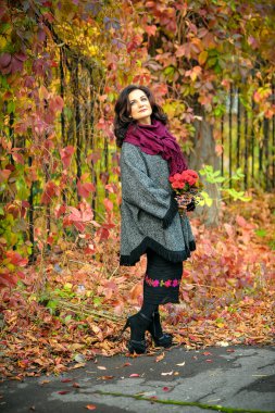 Makyaj ve saç modeli sonbahar parkta kadın ile