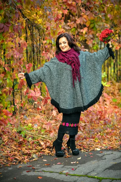 Stylish woman tunika w parku jesień — Zdjęcie stockowe