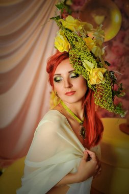 Yeşil tonlarda yaratıcı makyajlı Kızıl saçlı kız