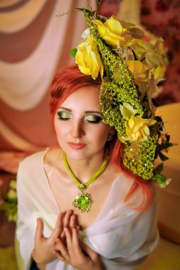 Yaratıcı makyajlı Kızıl saçlı kız