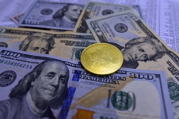 Myntet bitcoin ligger på sedlar och ark med siffror — Stockfoto