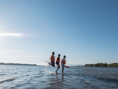 Can yeleği okyanusta atlama macera insanların giyim