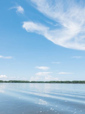Mavi gökyüzü bulut görünür Nehri ile kuş gibi
